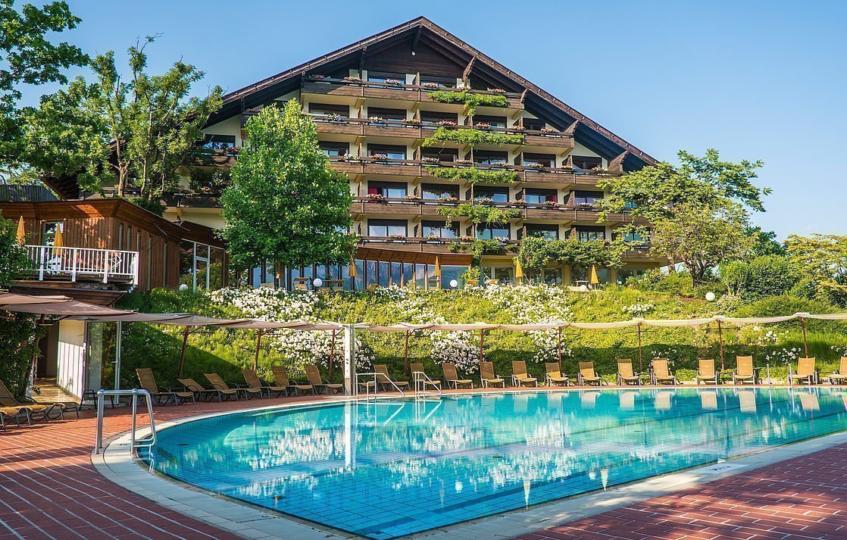 Csm vier sterne hotel karnerhof faaker see outdoor pool hotelgebaeude und aussenpool 4f7c68d69f